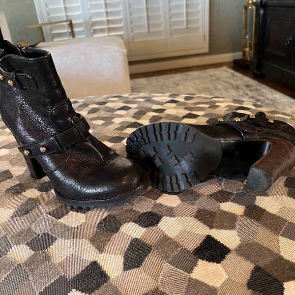 Tory Burch Black Ankle bootie!! Gently worn. Women’s size 6 - Picture 4 of 6